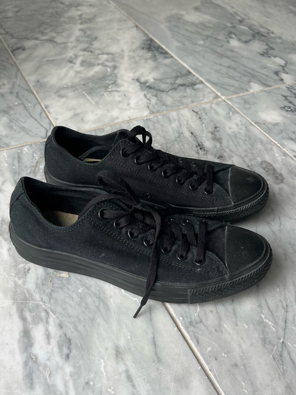 Men's Classic Low-Top Converse Sneakers in Black Size 8.5